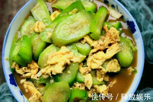 丝瓜|炒丝瓜不能直接下锅，发黑还出水，教你一招，颜色翠绿有食欲