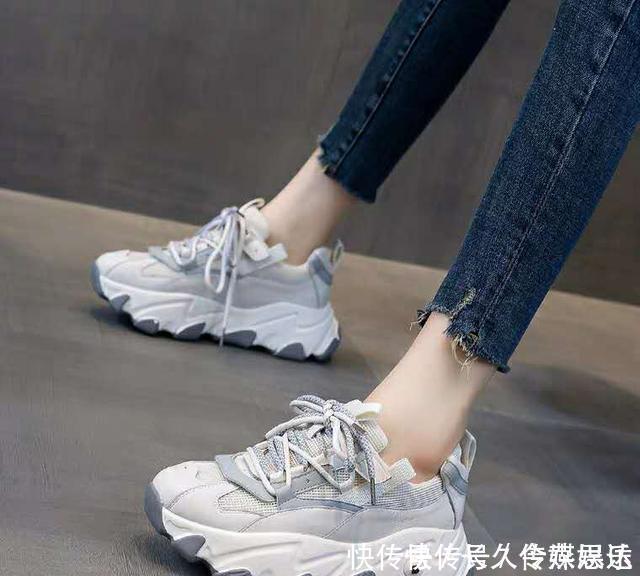 高跟鞋vs厚底鞋,同样显高,对我们身形修饰截然不同