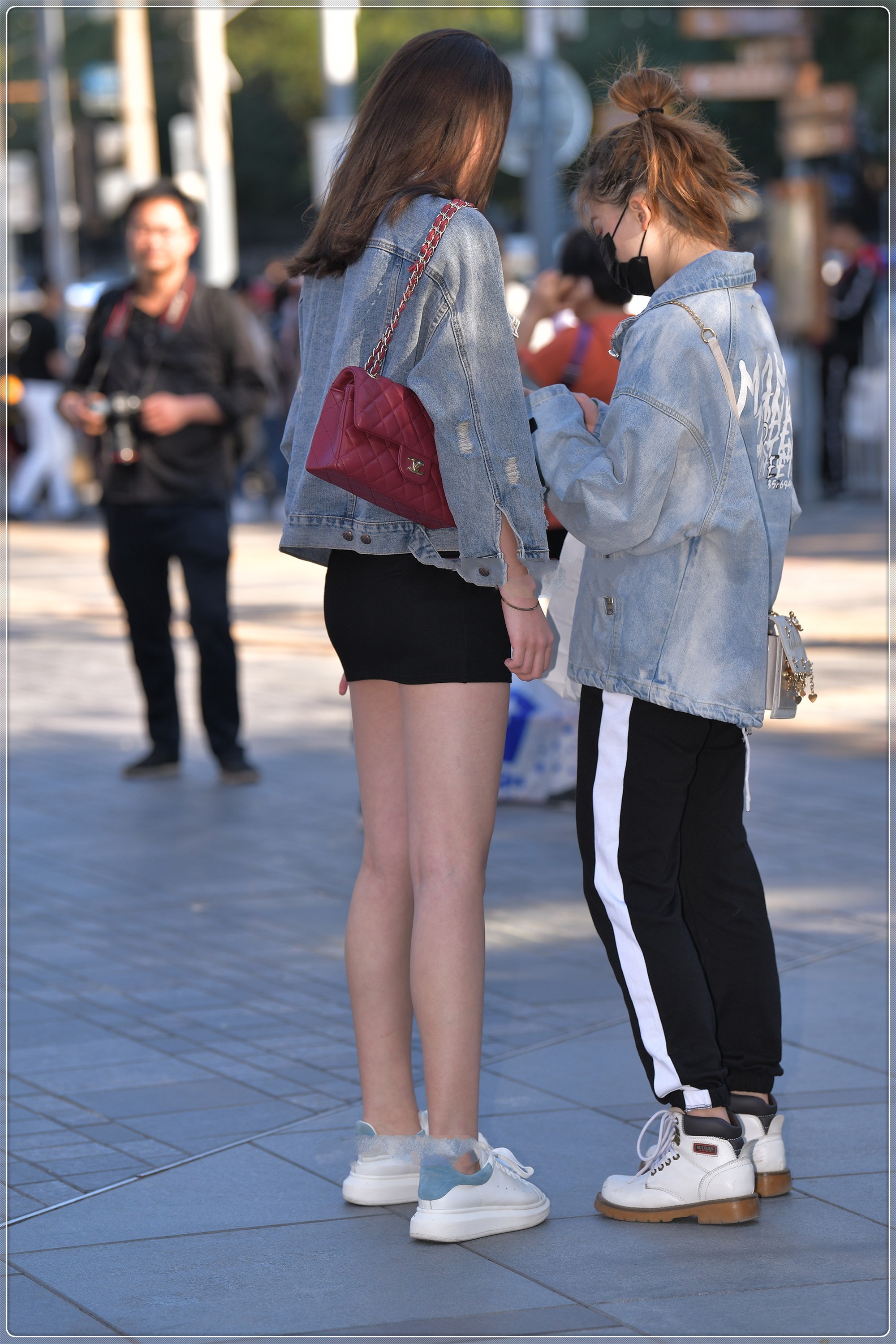 宽松牛仔外套搭配黑色连衣裙,干净素雅,满满少女感