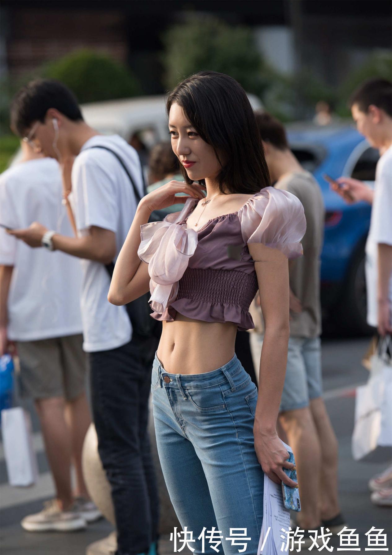 高跟凉鞋|时尚丽人:细高跟凉鞋搭配黑色针织连衣裙,显瘦显高