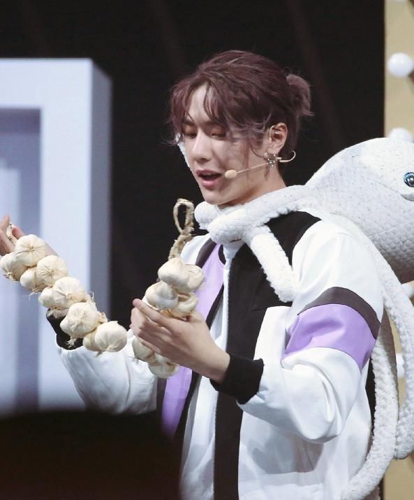 路透照|王一博以为没镜头,玩偶套头上就算了,再看他手上:本性藏不住了