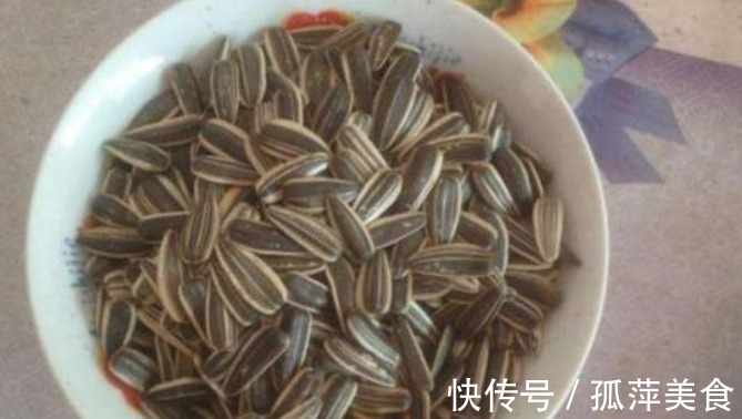 一种“天然油脂”扔盆里,君子兰翠绿易爆盆,3年盆土不板结