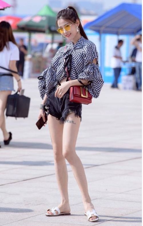 街拍:一袭白色系搭配,尽显小姐姐淑女温婉气质