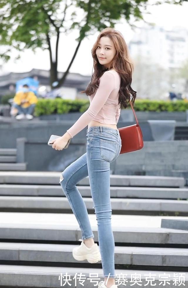 粉色|粉色修身上衣搭配破洞牛仔裤,青春活力,气质迷人