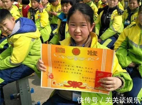 母亲|宝宝奖状拿到手软,母亲却笑不出来,网友:这能笑得出来?