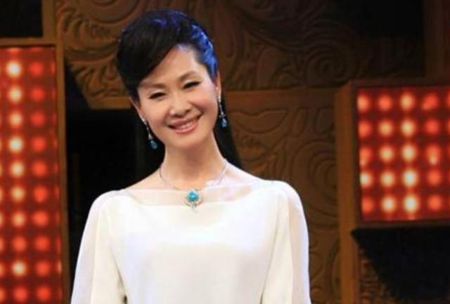 伤心|她是著名歌唱家,因丈夫出轨伤心过度摔下楼梯,后网恋遇现任丈夫