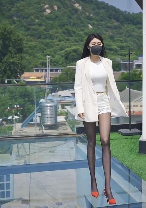 优雅到骨子里了！热裤也要配高跟，高级精致感