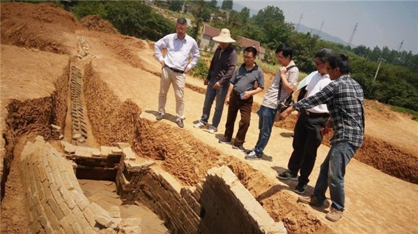 古怪农田千年来寸草不生,老汉随手一挖,却发现我国最骇人古墓