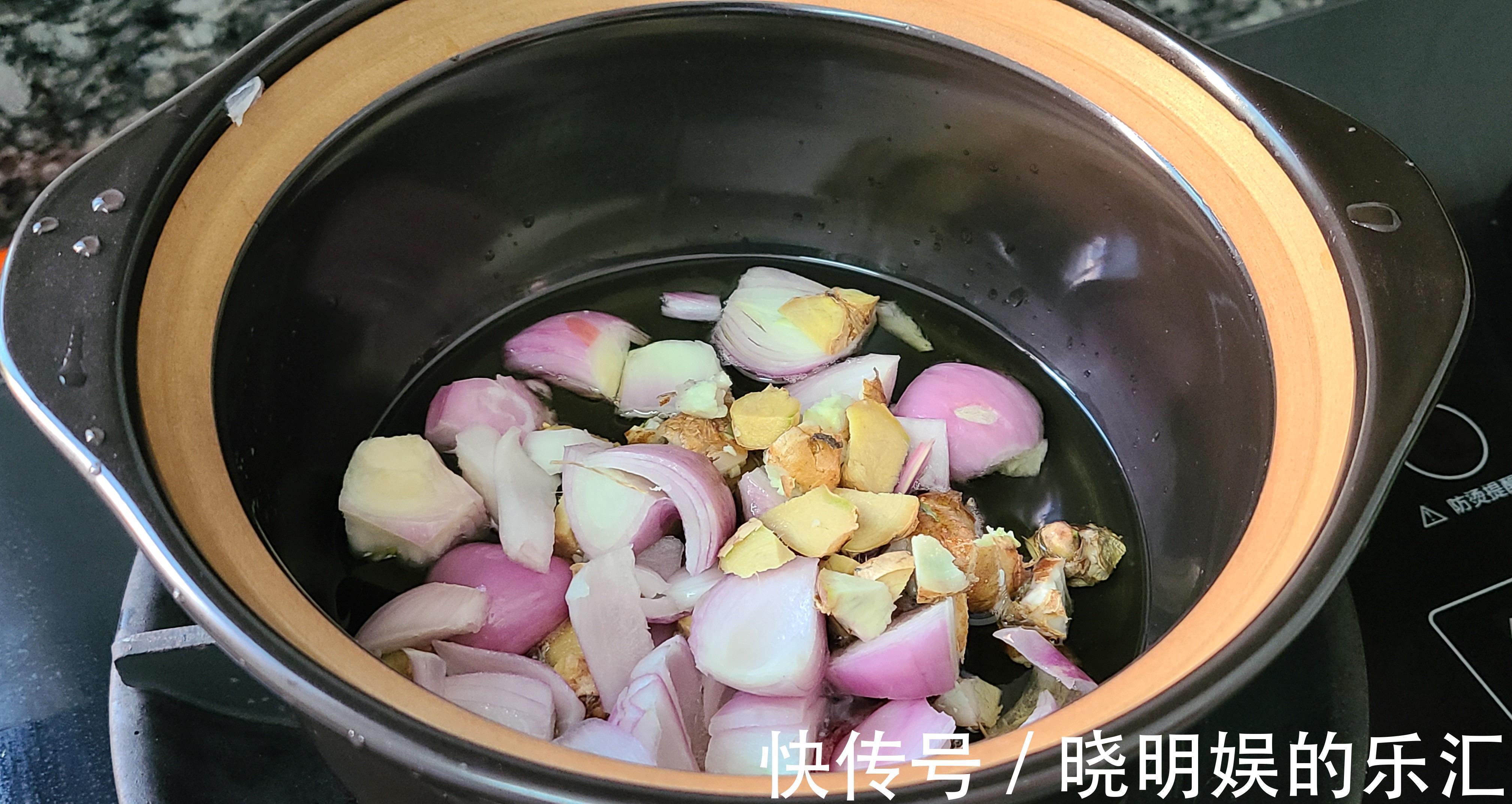盐焗鸡|沙姜焗鸡煲，广东很好吃的一道美食，吃过都说香