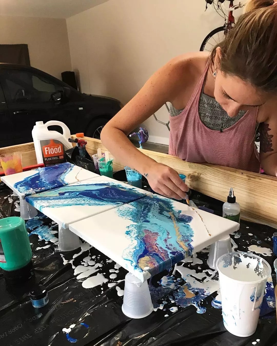 夏威夷$从没学过美术的她,用简单粗暴技法画画,让她成为了百万富豪