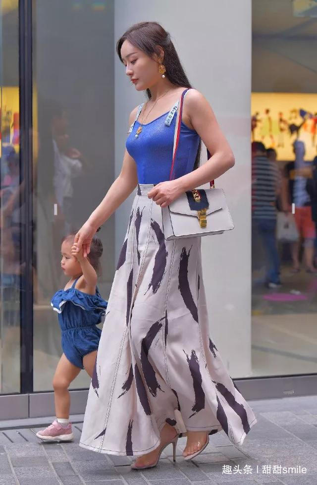 高跟鞋 美女短裙搭配一双拼色高跟鞋,整体散发出一种高贵又迷人的气质