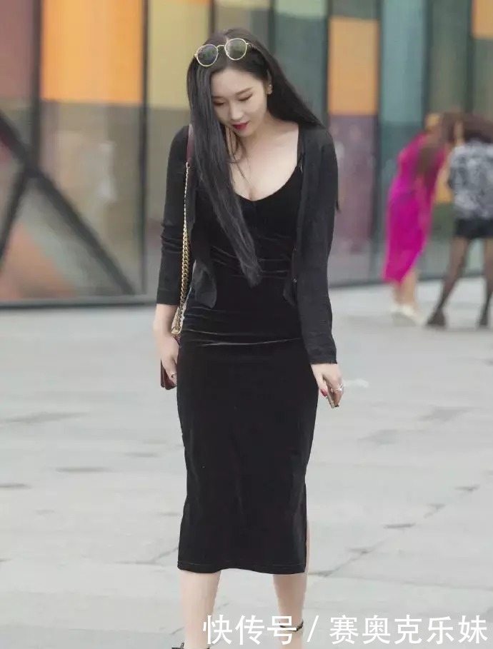 ÐÞÉí|ºÉÒ¶ÂÞȹһɫ²Ã£¬Ü½ÈØÏòÁ³Á½±ß¿ª£¬ÐÞÉí³¤È¹ÑÝÒïµÄÓÅÑŶËׯ֮ÃÀ