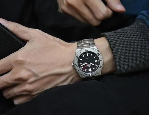 朋友想买一块男机械手表，什么品牌好？1万左右！哪里买正品？