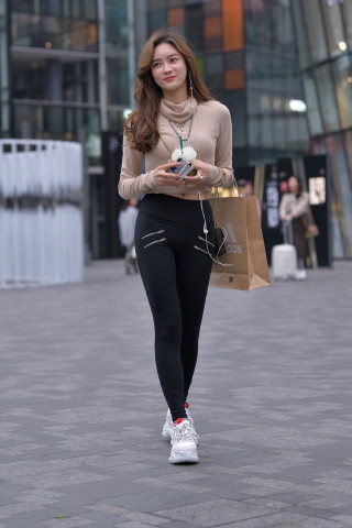 一条紧身裤秀出好身材 活力时尚俩不误