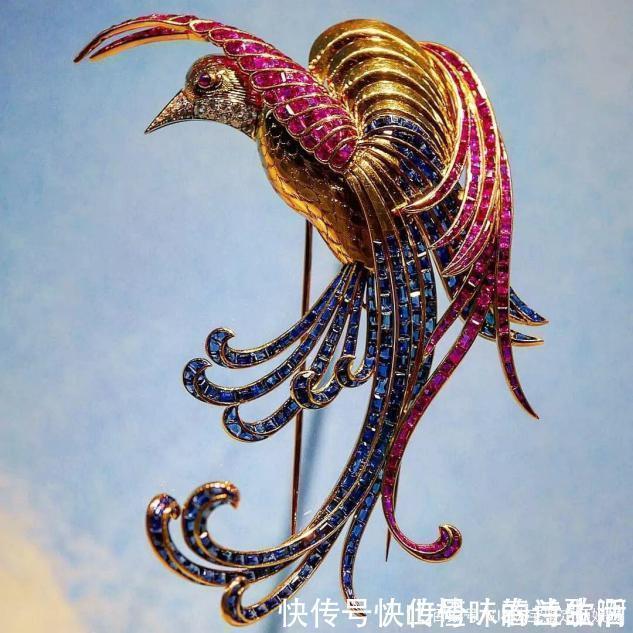 胸针|胸针是冬季服饰必备的点缀,但有两个关键点要考虑,你选对了吗