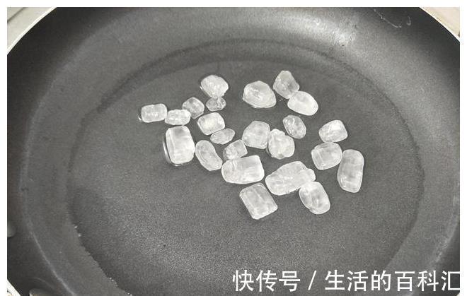 炒糖色时,直接放糖就不对!多加这1步,糖色又红又亮,味不苦