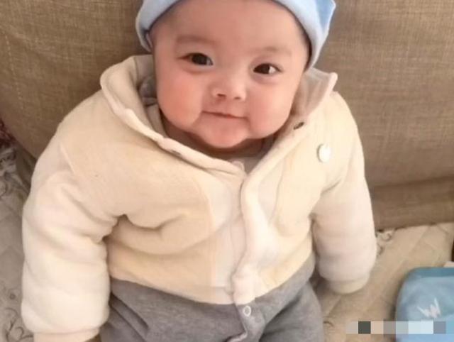 浮肿|“丑哭宝妈”的网红宝宝逆袭成功,被嫌弃长大,如今美得判若俩娃