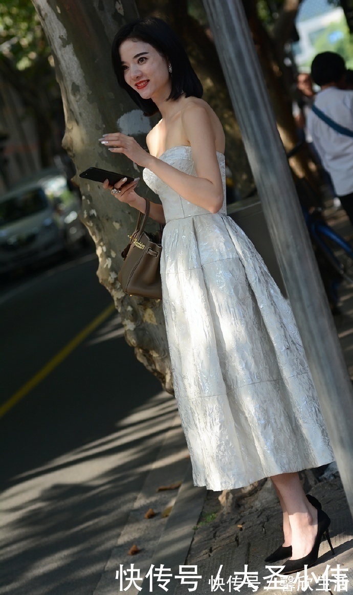 仙气十足|美女街拍短发小姐姐一袭抹胸白裙仙气十足,韵味悠扬