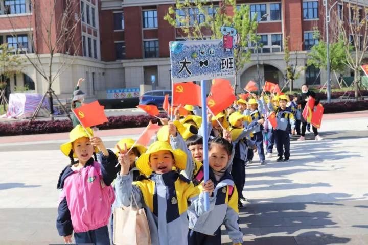 大学生牵手小朋友，“童心向党——萌娃学党史”红色之旅走进浙工大