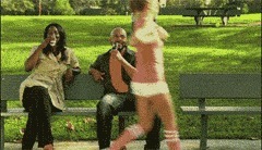 |搞笑GIF图:车子人太多,我们只好另想办法了,就是太冷了!