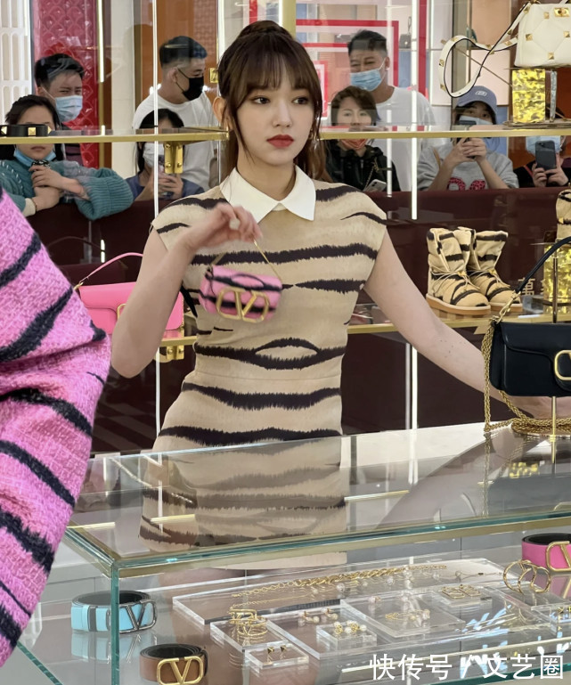 小蛮腰|程潇生图曝光，身材纤细建模脸名不虚传，新发型令人眼前一亮