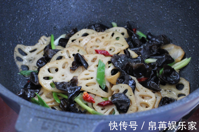秋季气候干燥，多给家人吃莲藕，搭配木耳几分钟就出锅，鲜嫩美味