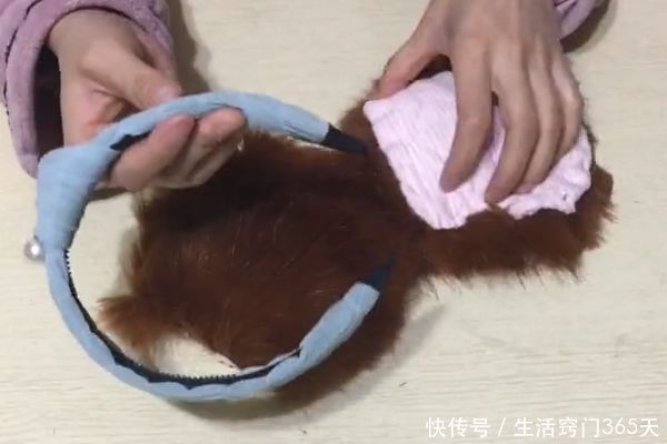 旧衣服上的毛领别急着扔，只需这样剪一剪，全家人都抢着用！