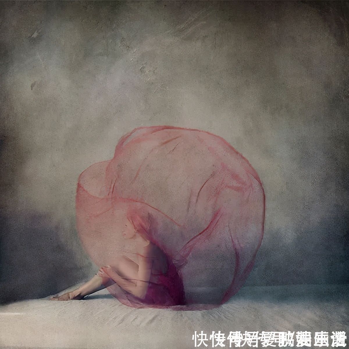 骑自行车|这画面真是绝了,女孩横躺在水里骑自行车,让人看上一眼就忘不了