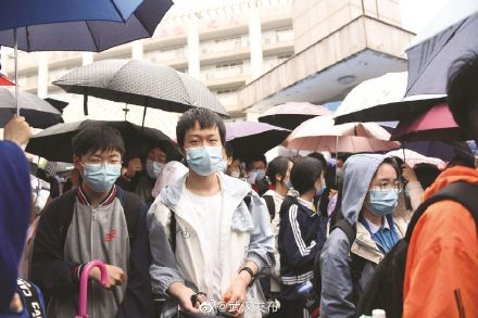 武汉万余初中生冒雨赶场“小中考”