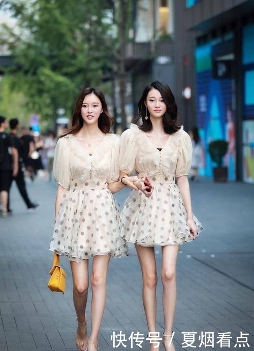 女人|街拍丨如果女人穿同样服装,那拼的就是身材和颜值了