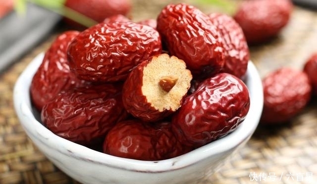 有贫血的人，别吃红枣了，营养师提醒：2种食物