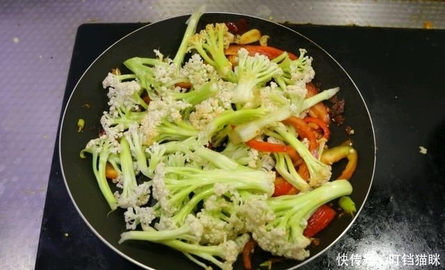 入味|花菜应该直接炒还是先焯水?看看大厨正确做法,花菜入味不油腻