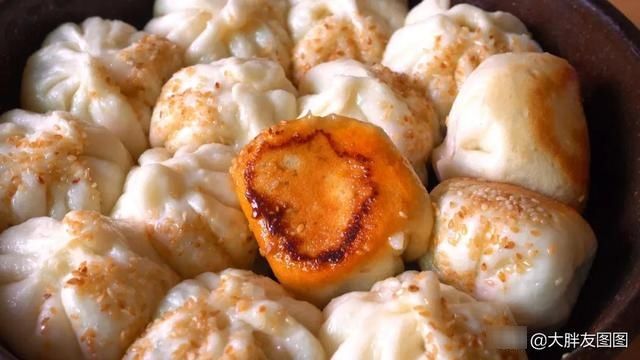 水煎包怎么做才好吃？教你煎出薄薄的脆底，皮薄馅大，肉嫩多汁