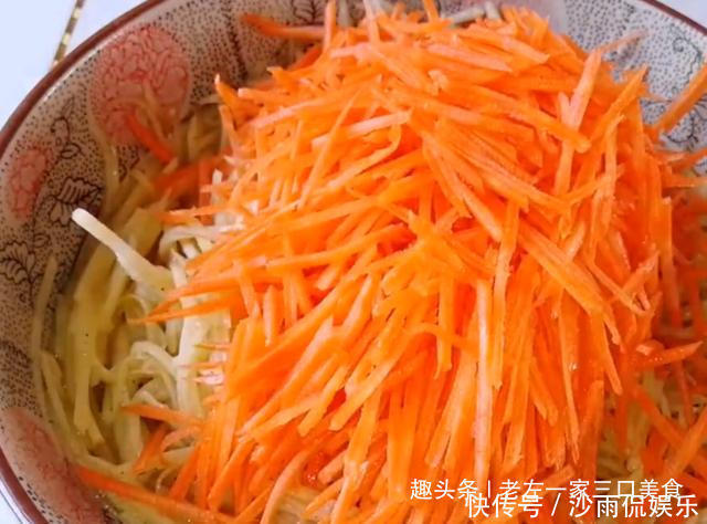  我家|土豆丝里打2个鸡蛋，居然会这么好吃，我家一周吃5次，上桌就抢光