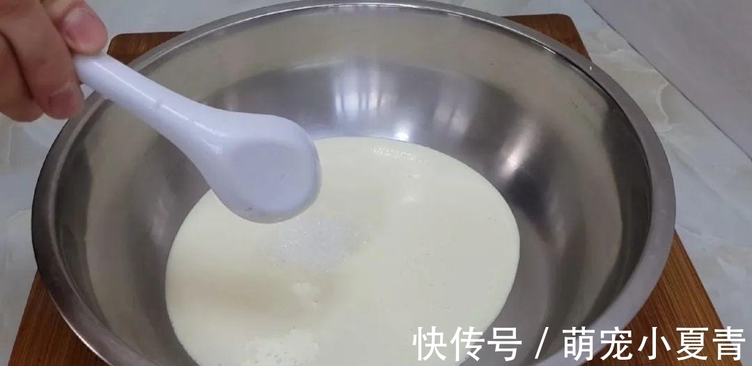 4个鸡蛋,1袋牛奶,冰箱里一放,做出特色雪花,吃过就念念不忘