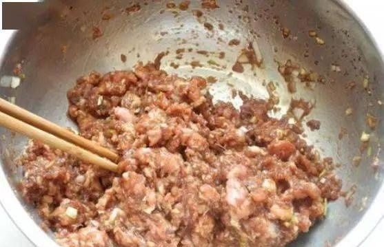 调肉馅时,有人先加水,有人先加油,顺序弄错,饺子吃着不鲜不嫩