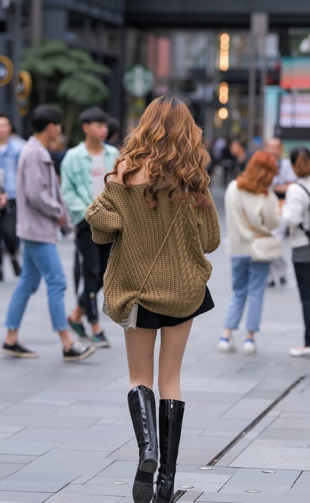 瑜伽裤穿出自然不做作风情，表露青春时尚感，凸显甜美风格