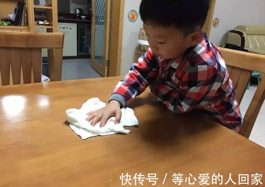 生活习惯|明星的孩子“养尊处优”不一定，学学朱丹教3岁女儿做家务吧