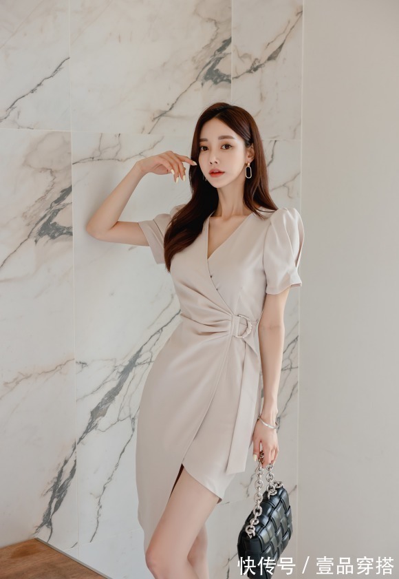 女神孙允珠高清时尚搭配：奶油香芋雅致淡咖拿铁西装裙