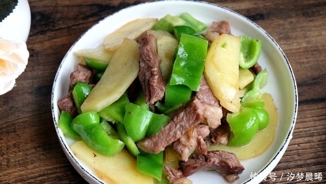 简单|牛排土豆做成家常炒菜,肉香土豆糯,做法简单营养好吃