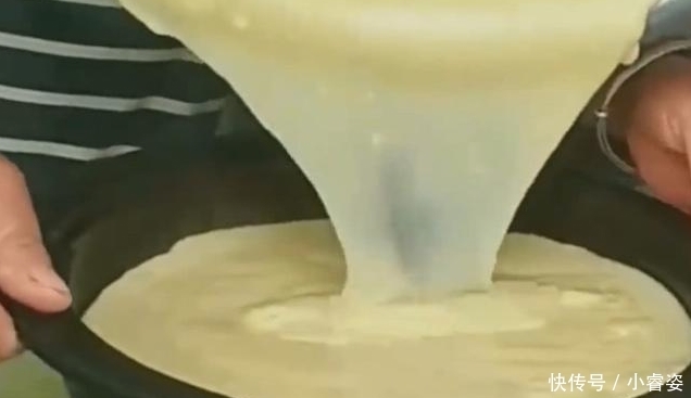 大妈|农村大妈不用和面,一盆热水就能做出面条,还是第一次见到做法