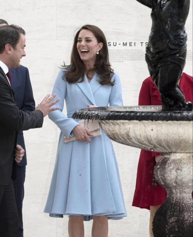 凯特王妃身|凯特王妃“正装”不一般天蓝色连衣裙气质优雅,还十分高级呢