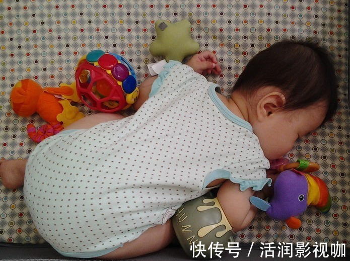睡姿|宝宝更喜欢爸爸还是妈妈不用争论，从宝宝的睡姿就能看出来