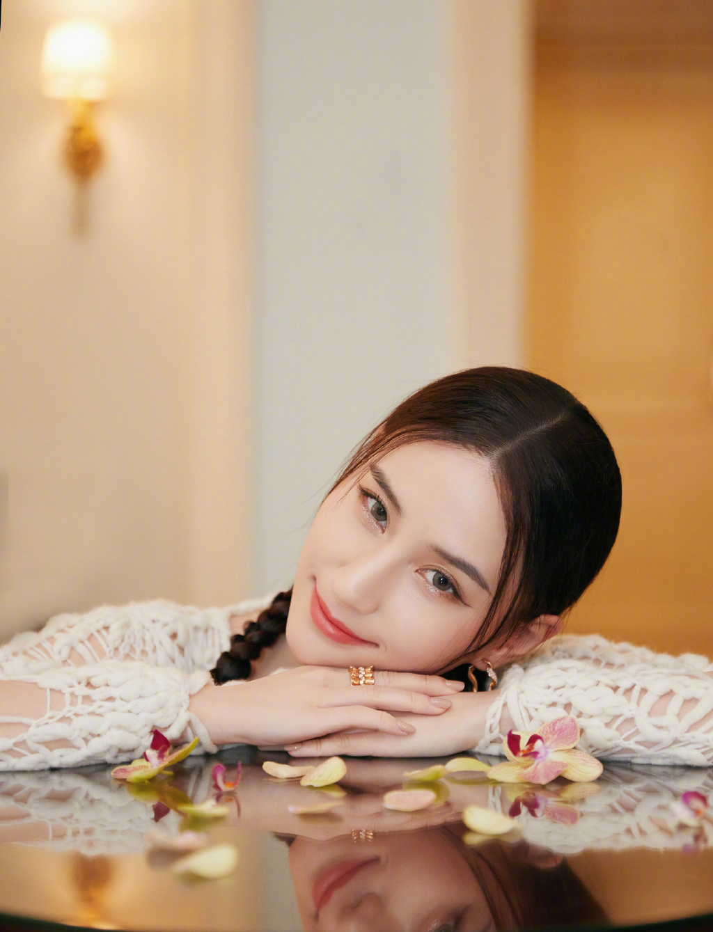 双麻花辫|何超莲精美壁纸:双麻花辫发型可爱甜美,镂空衣白裙优雅迷人