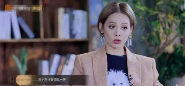 表情|宁静当年蹲在张国立脚边说话,表情谄媚,一旁的章子怡满脸不屑