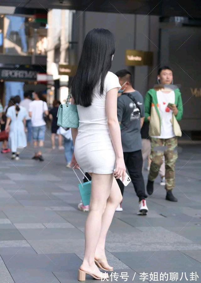 美女|美丽十足的连衣裙穿搭端庄有气质,塑造长腿美女的风范,自在飘逸