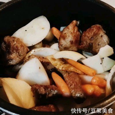 餐桌上的保留项目红酒羊排,隔段时间就做一次