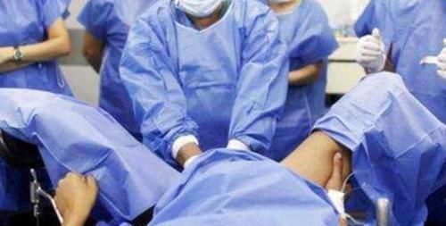 宝妈|产妇顺产时不小心“用力过猛”,出现尴尬场面,医生的反应很暖心