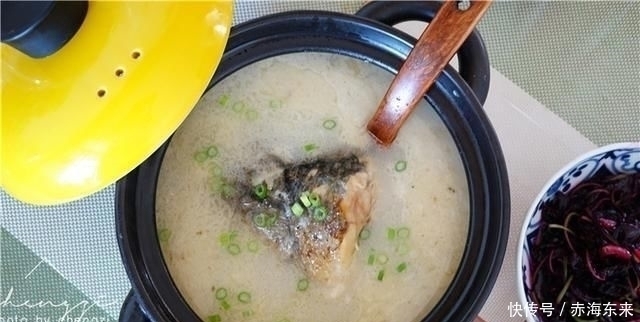 鱼头|煮鱼汤时,直接加水炖大错特错,牢记2个诀窍,鱼汤奶白色没腥味
