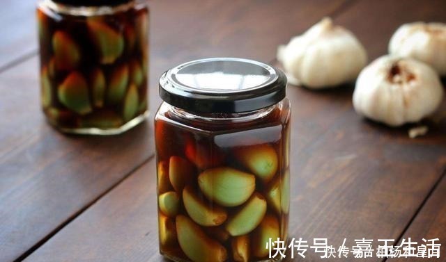 腊八蒜，别直接加醋，奶奶教我1个窍门，2天就变绿，口感脆爽开胃